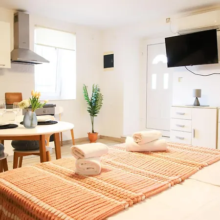 Akidado - Garden & Sea View - Happy Apartment Pula